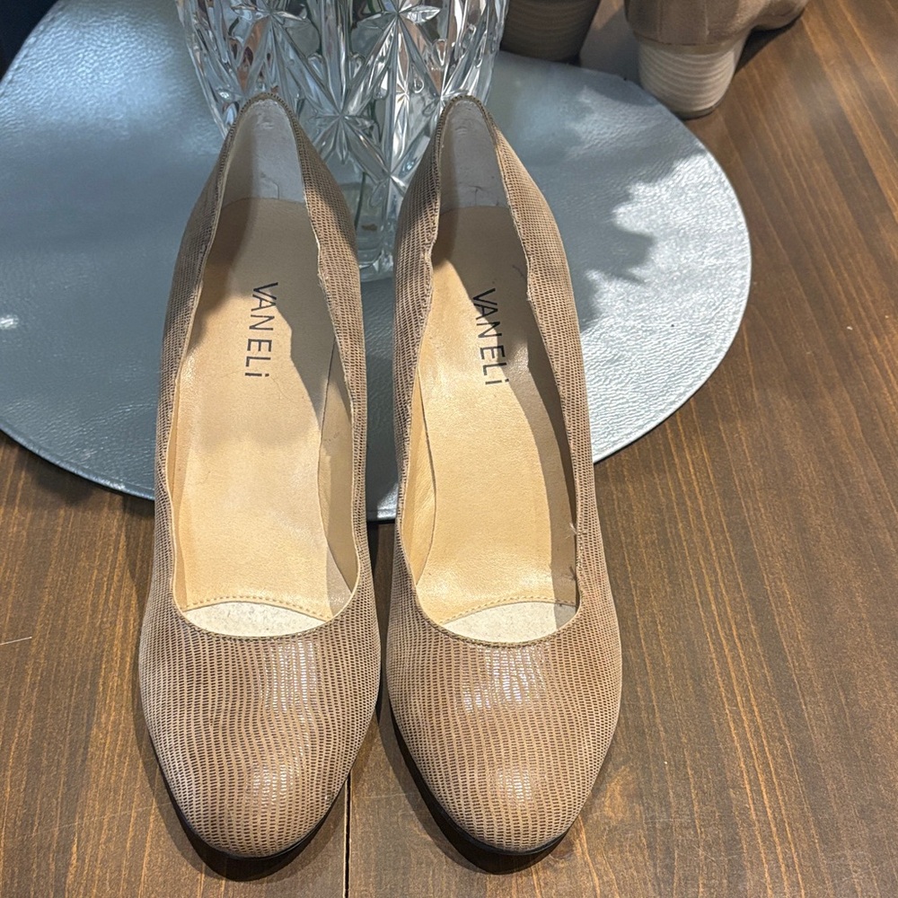 Vaneli Women's Beige Heels Size 7.5